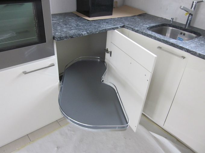 Tablette de rangement avec sortie automatique avec ouverture de porte