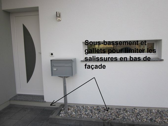 Sous bassement et galets pour limiter les salissures de bas de façade
