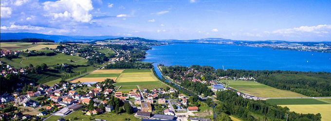 Vue aérienne, Salavaux au bord du lac de Morat