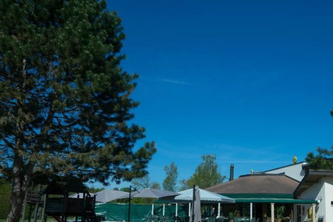 Restaurant L'Equinoxe avec belle terrasse à Salavaux près du lac et camping TCS
